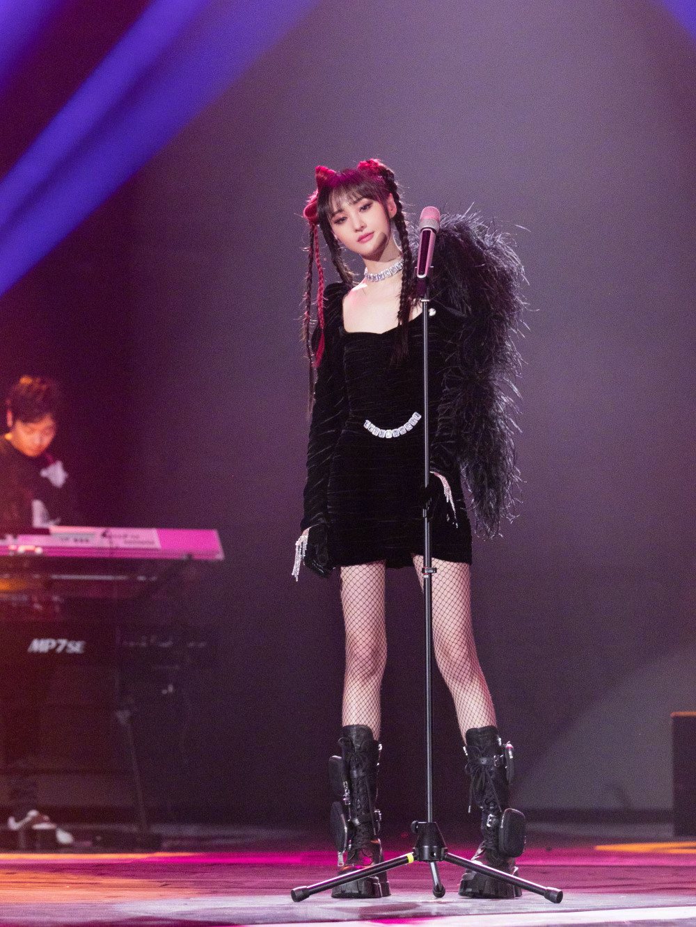 郑爽体重只有86斤,穿黑色紧身裤秒变腿精,网友:看了不想吃饭!